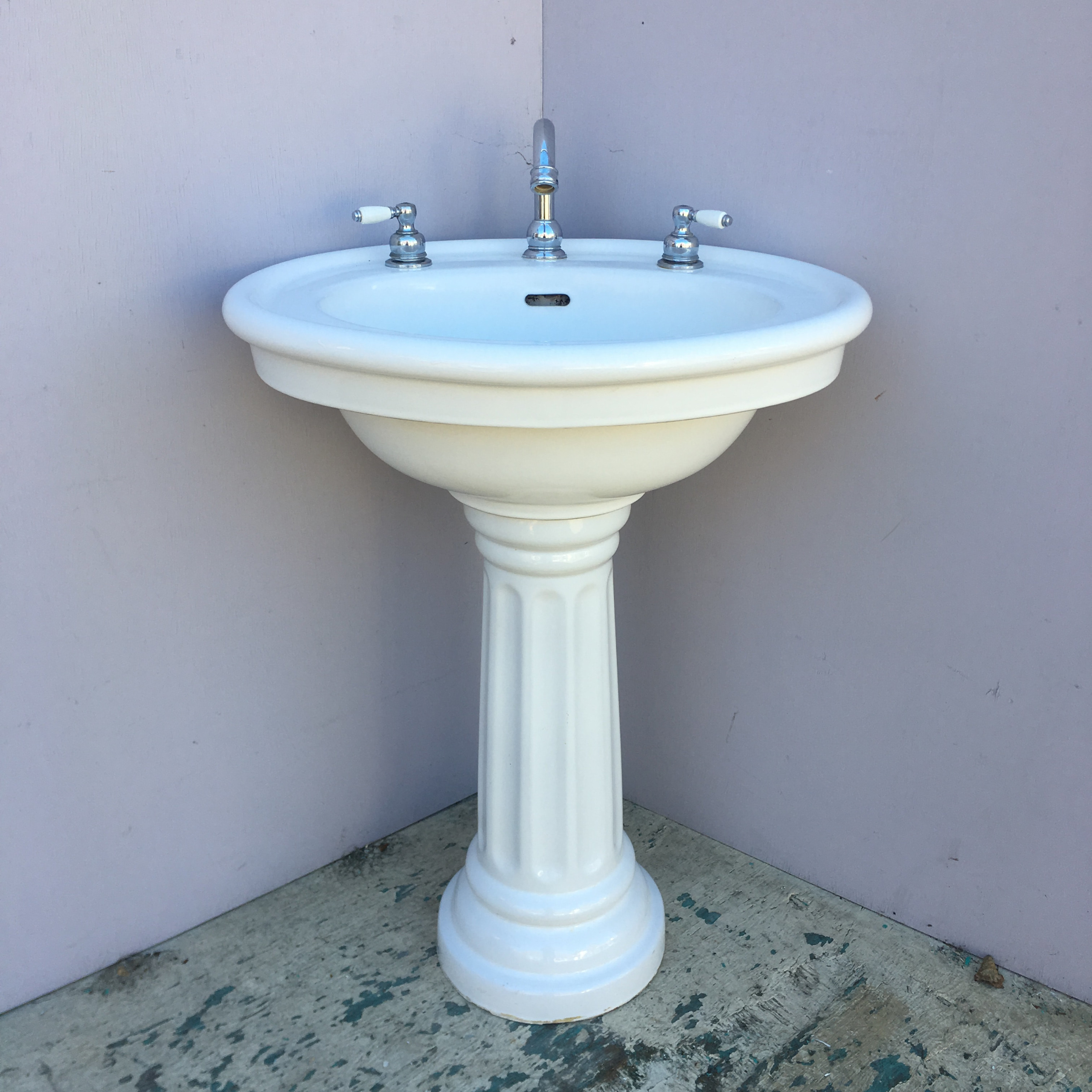 Celite Pedestal Sink